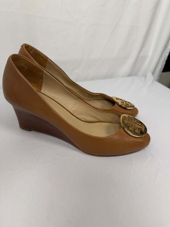 Tory Burch Shoes - Tory Burch Logo 65mm Peep-Toe Leather Wedge Pumps, Tan